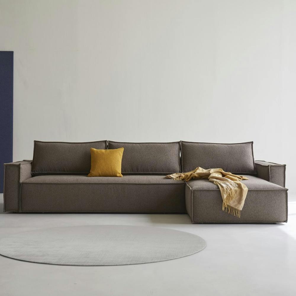 braunes Polster Sofa L-Form rechts, gelbes Kissen und Decke, mit grauem Teppich