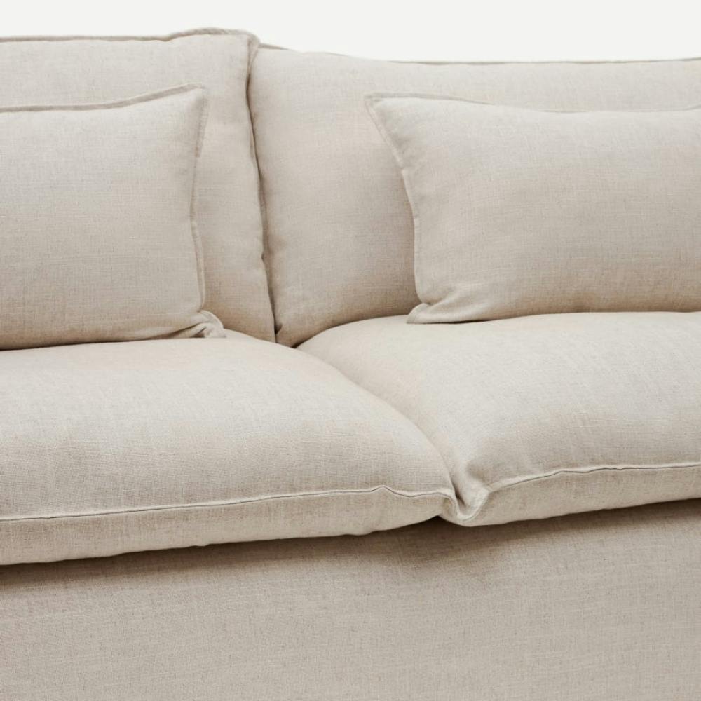 weisses Polster Sofa mit Kissen, Nahaufnahme