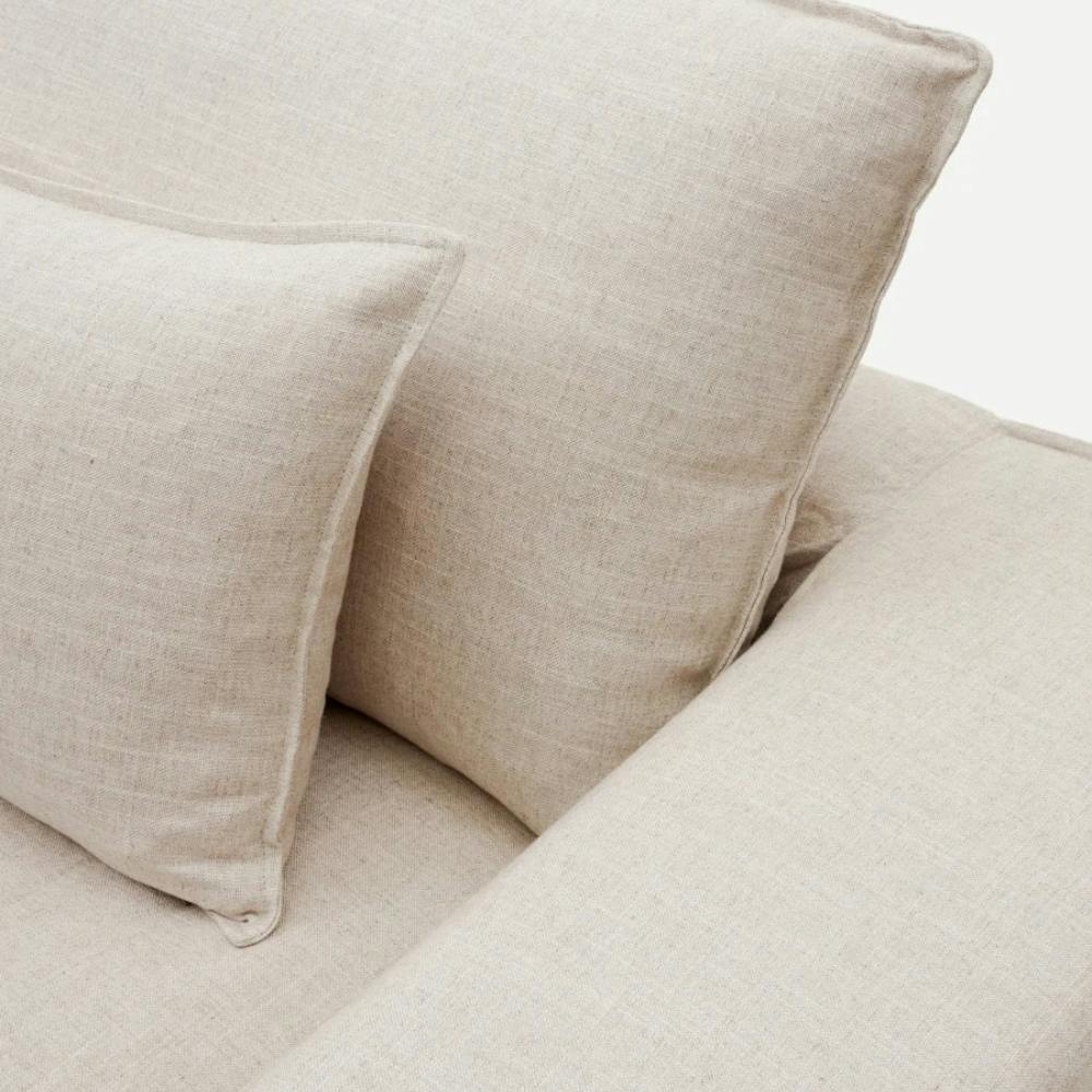 weisses Polster Sofa mit Kissen, Nahaufnahme