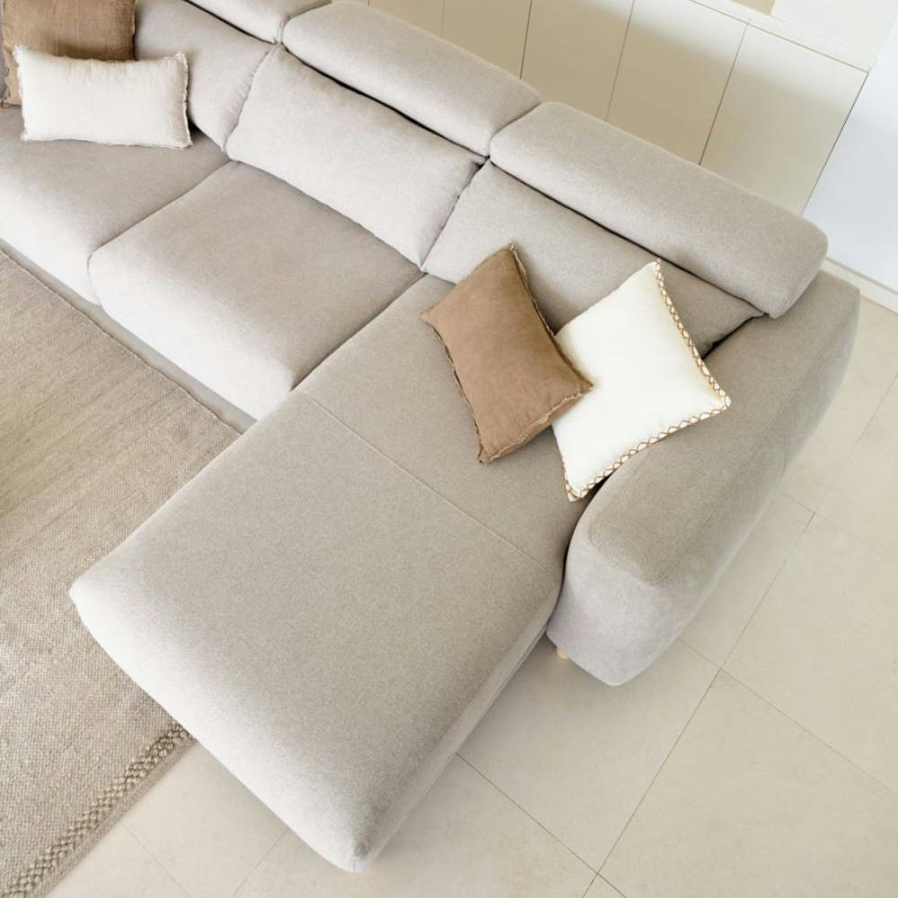 beiges Polster Sofa mit Holzbeinen L-Form, Ansicht von oben